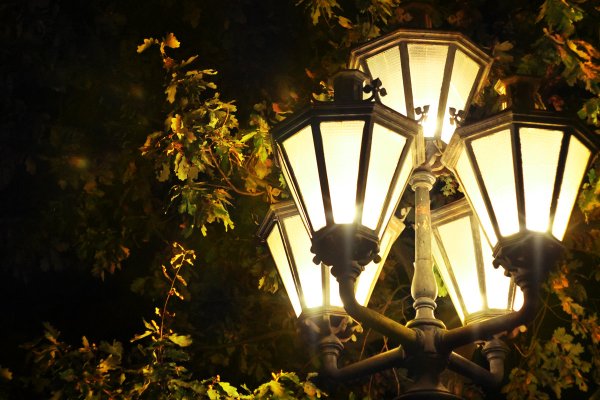 Уличный фонарь ночью