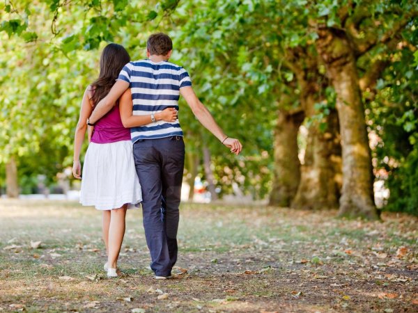Мужчина и женщина в парке