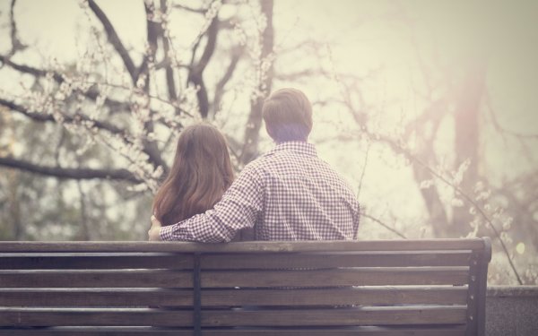 Пара сидит на скамейке