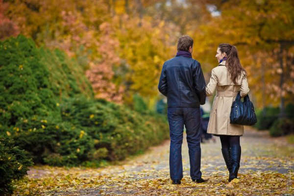 Пара гуляет в парке