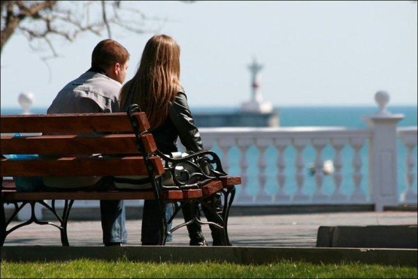 Парень и девушка на скамейке