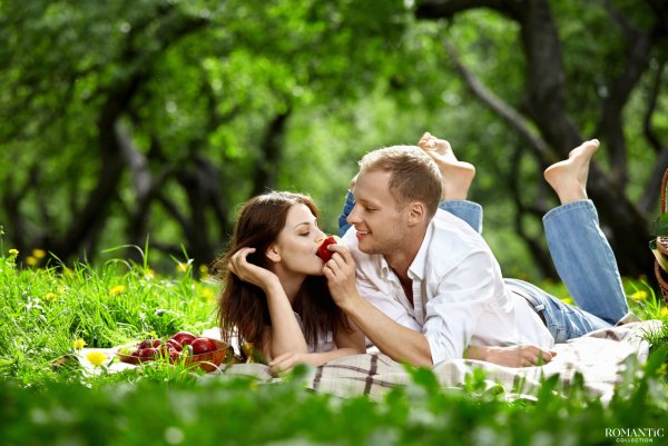 Мужчина и женщина на природе