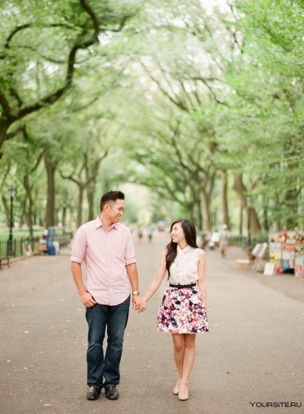 Пара гуляет