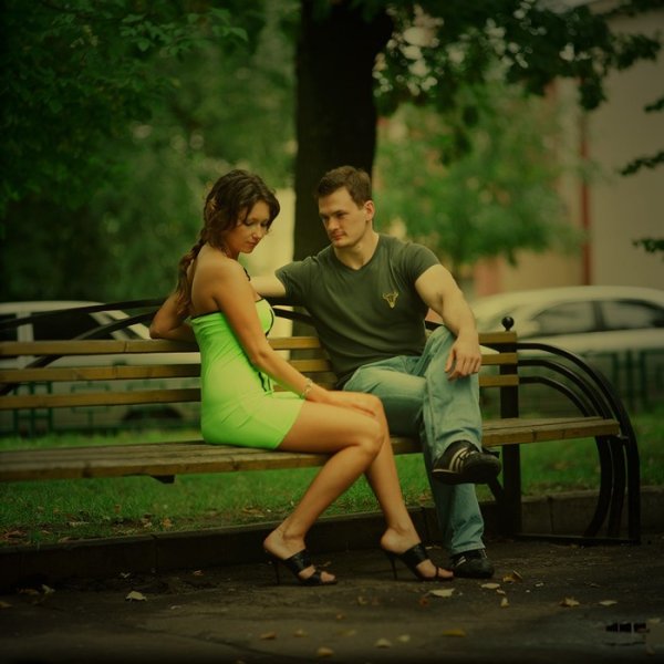 Парень с девушкой в парке