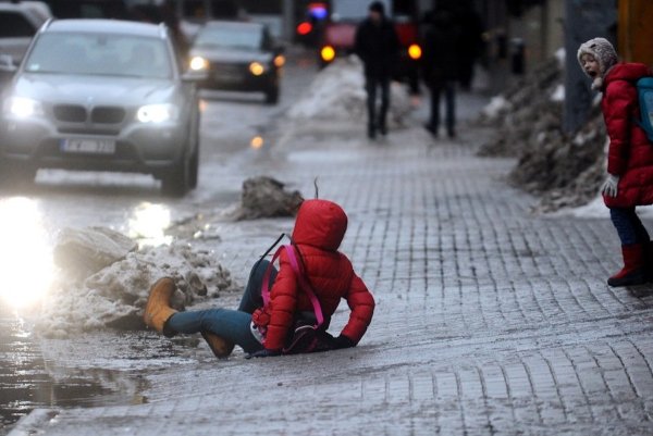 Лед на тротуаре