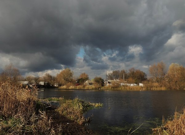 Река в пасмурный день