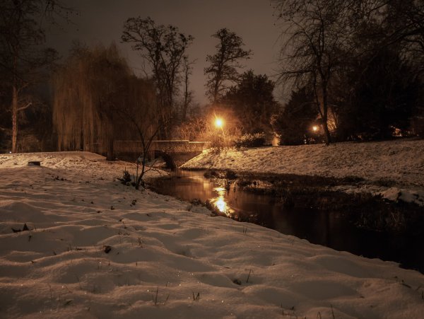 Река зимой ночью