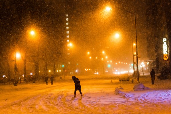 Снегопад ночью в городе