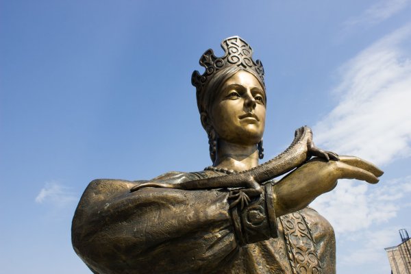 Памятник хозяйке медной горы в Златоусте