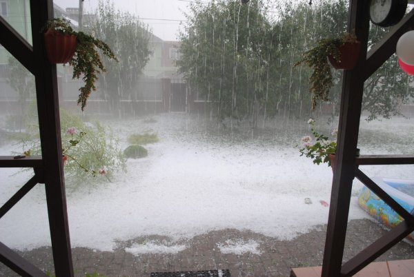 Идёт сильный град