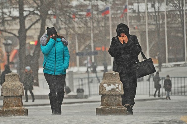 Люди в городе зимой