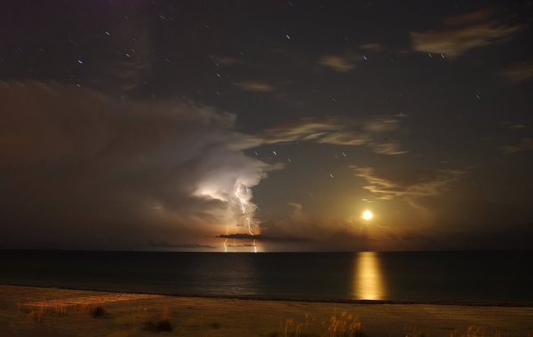 Гроза на море