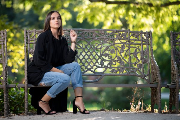 Девушка на лавке в парке