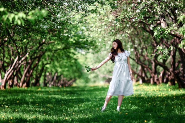 Девушка в цветущем саду