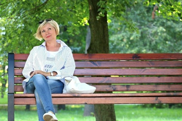 Женщина на скамейке в парке