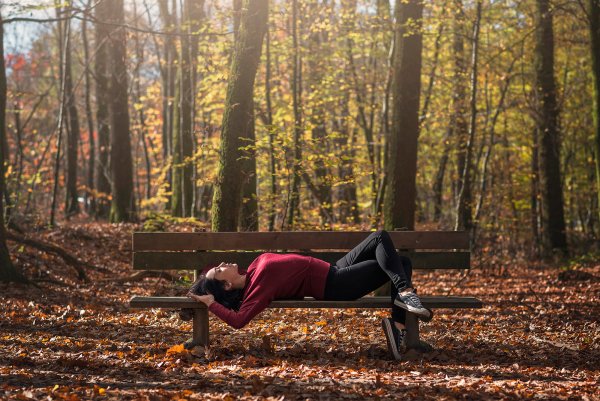 Девушка в осеннем парке