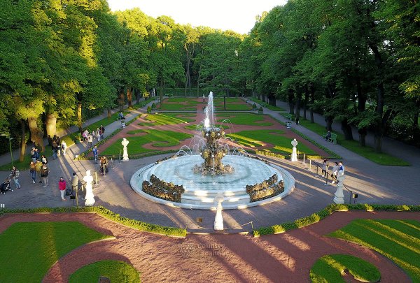 Фонтаны летнего сада в Санкт-Петербурге