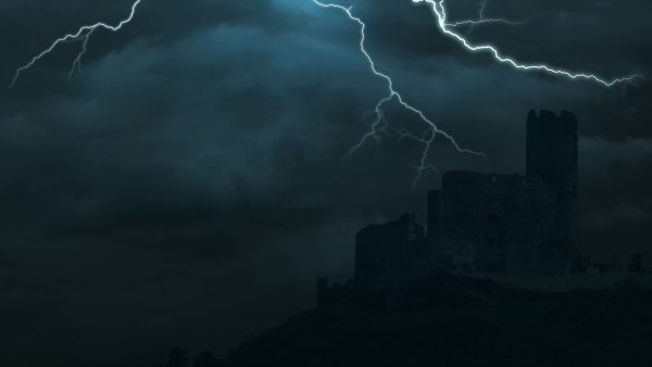 Мрачное небо с молнией