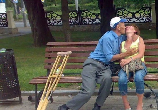 Тетки на лавочке