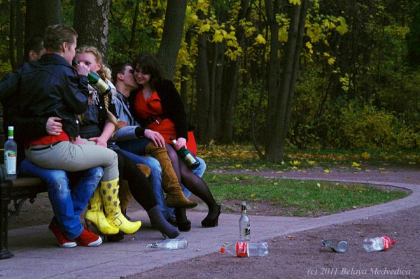 Современная молодежь на лавочке