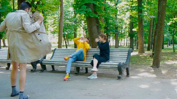 Эксгибиционист в парке