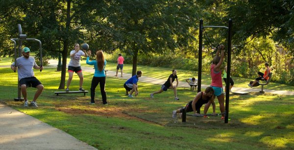 Занятия спортом в парке
