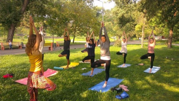 Занятие йогой на открытом воздухе