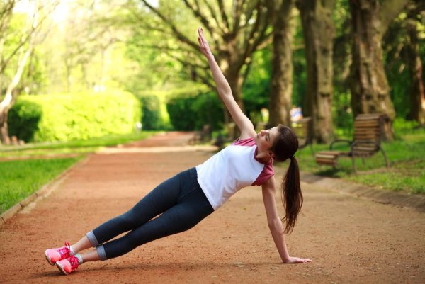 Фитнес девушки в парке