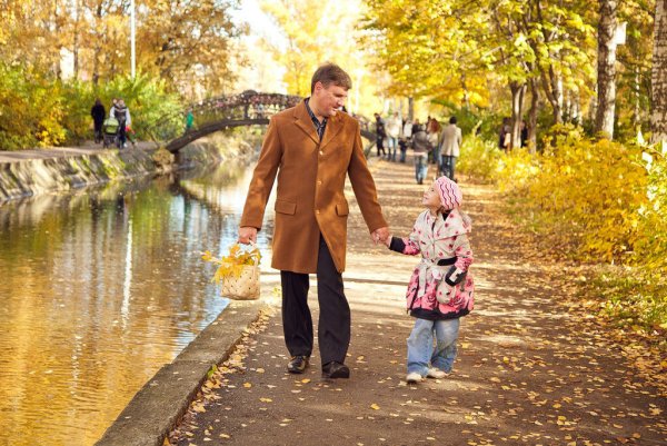 Папа с дочкой на прогулке