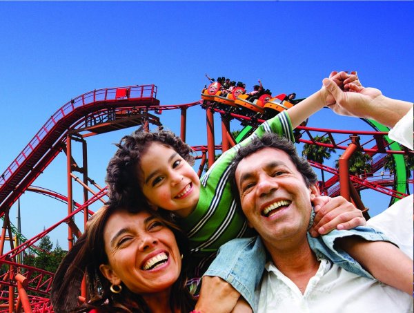 Люди на аттракционах