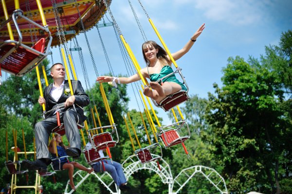 Дети на карусели