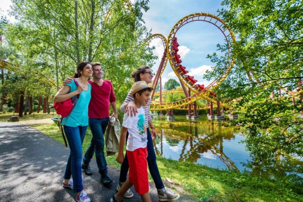 Парк аттракционов с семьей