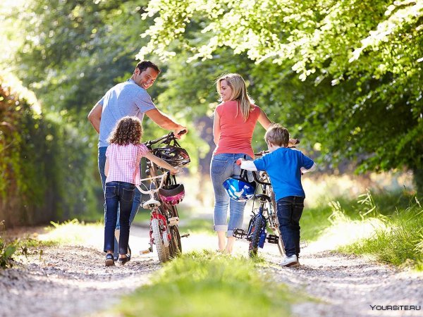 Счастливая семья на прогулке