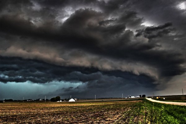 Темные грозовые облака