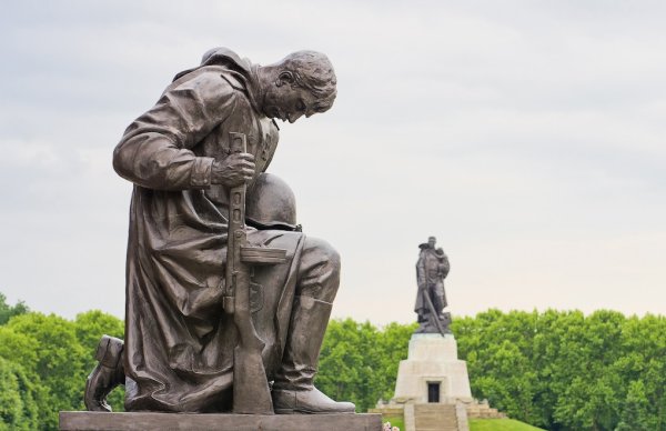 Мемориал в Трептов-парке в Берлине