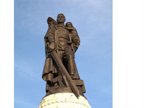 Памятник советскому солдату в Берлине с девочкой на руках