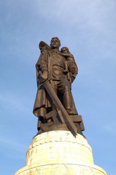 Памятник воину-освободителю в Берлине в Трептов-парке