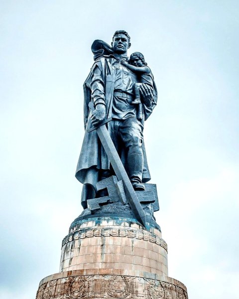 Памятник воину-освободителю в Берлине в Трептов-парке