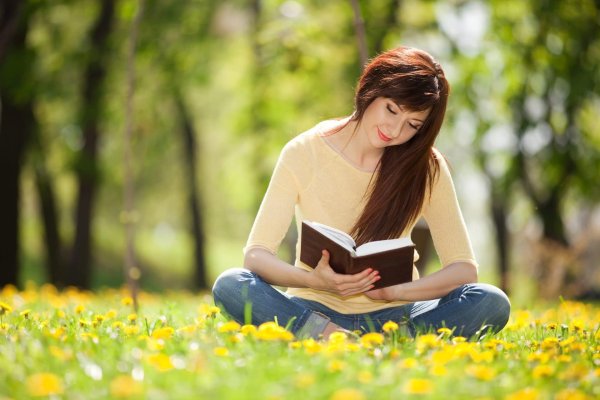 Девушка с книжкой в парке