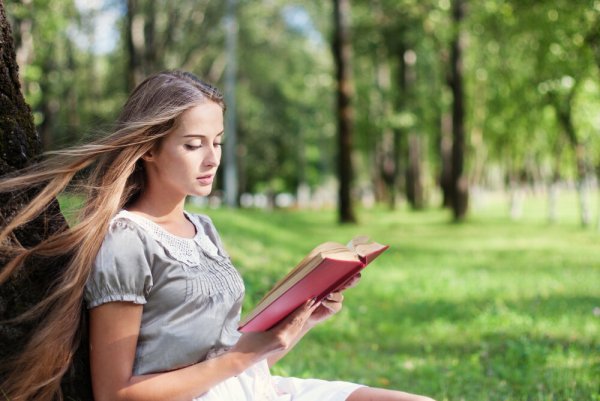 Девушка в парке с книгой