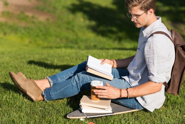 Мужчина с книгой в парке