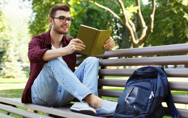 Мужчина с книжкой в парке арт