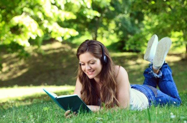 Девушка с книгой
