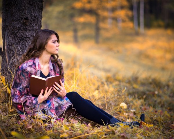Девушка с книгой