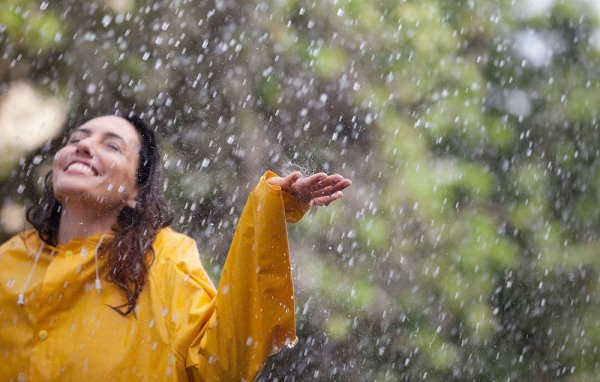 Женщина под дождем