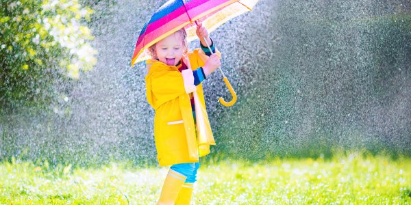 Девочка под зонтиком