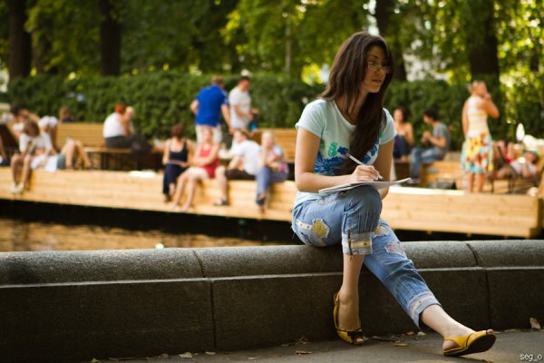 Люди в парке летом