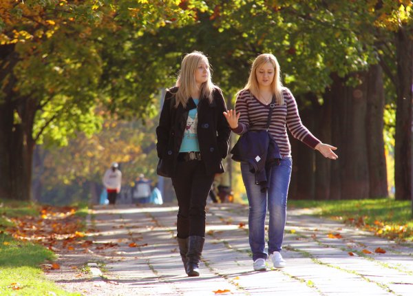 Подруги в парке