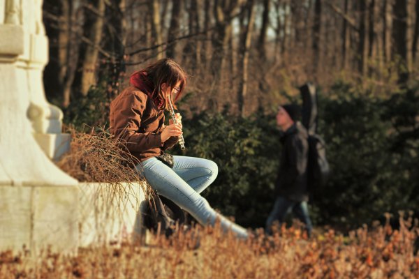 Люди в осеннем парке