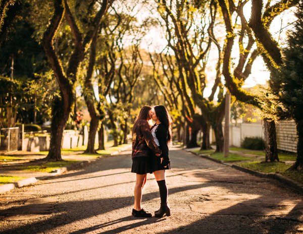 Девушка гуляет по парку